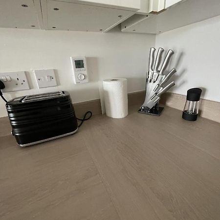 Modern 2-Bed Apartment In The Heart Of Salford Quays Екстериор снимка