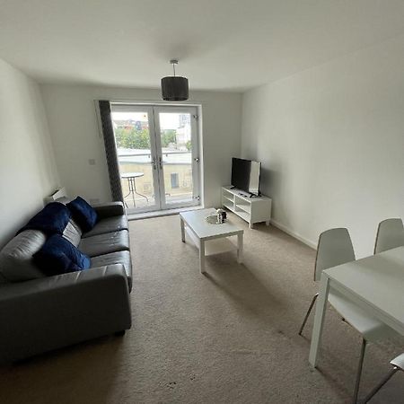 Modern 2-Bed Apartment In The Heart Of Salford Quays Екстериор снимка