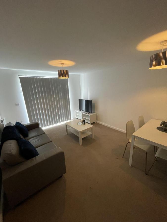 Modern 2-Bed Apartment In The Heart Of Salford Quays Екстериор снимка