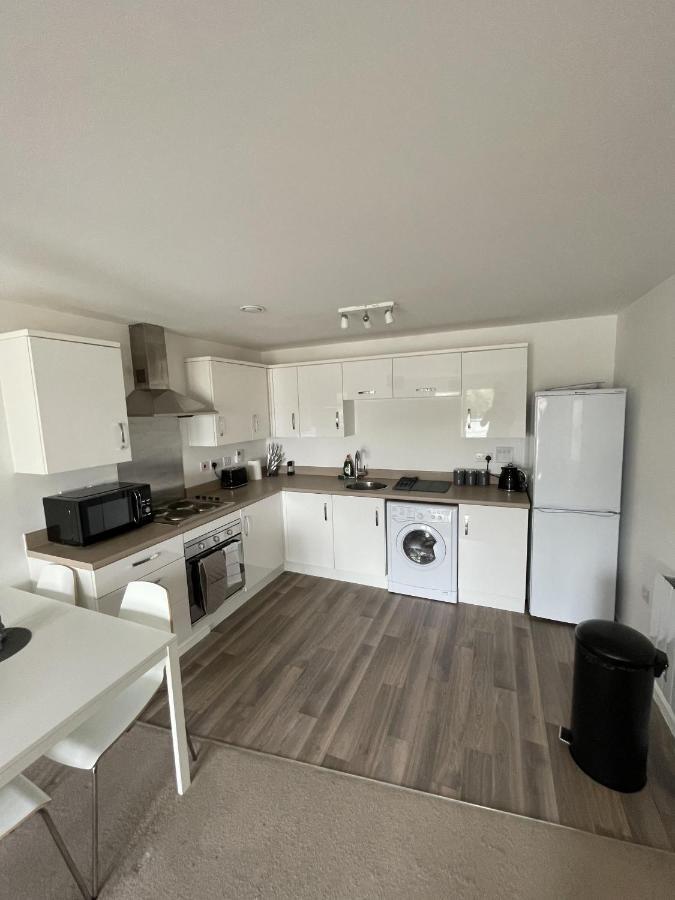 Modern 2-Bed Apartment In The Heart Of Salford Quays Екстериор снимка