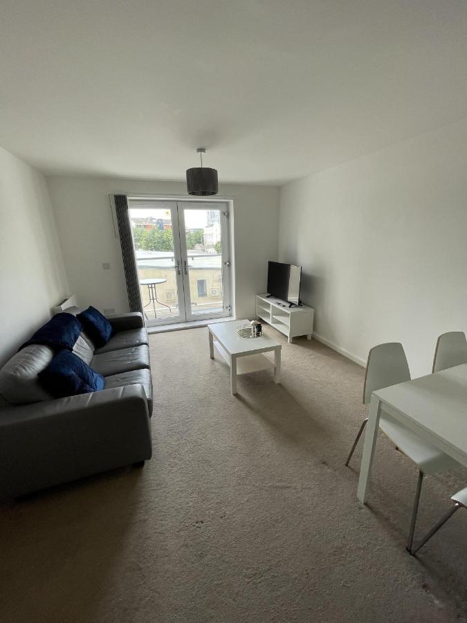 Modern 2-Bed Apartment In The Heart Of Salford Quays Екстериор снимка