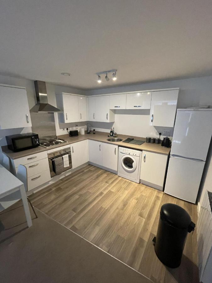 Modern 2-Bed Apartment In The Heart Of Salford Quays Екстериор снимка