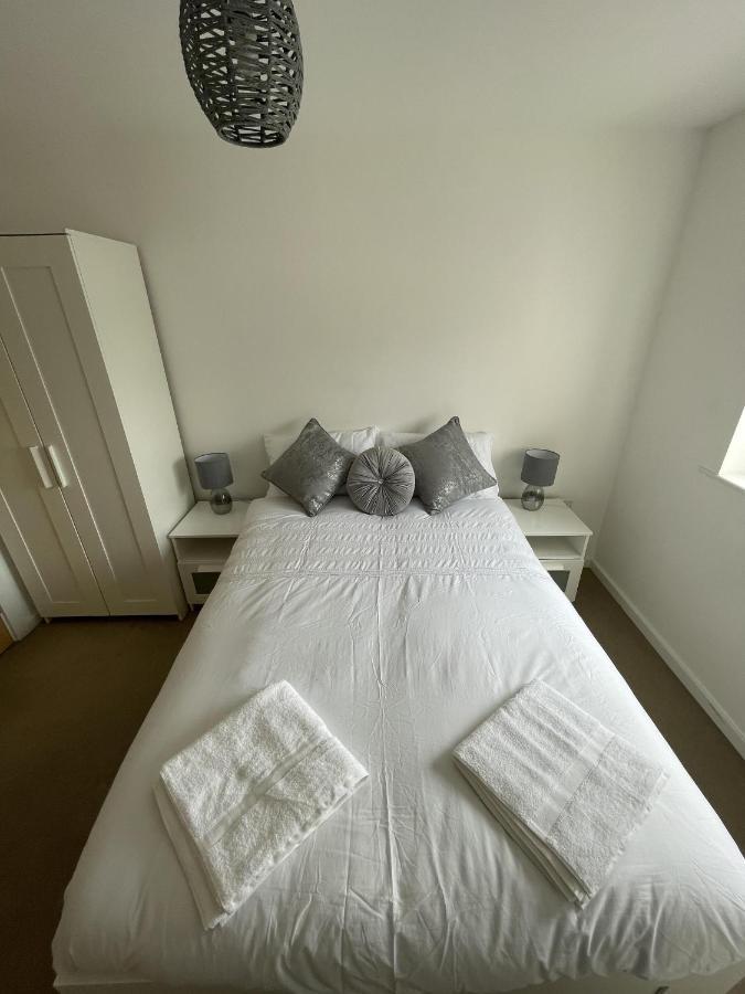 Modern 2-Bed Apartment In The Heart Of Salford Quays Екстериор снимка