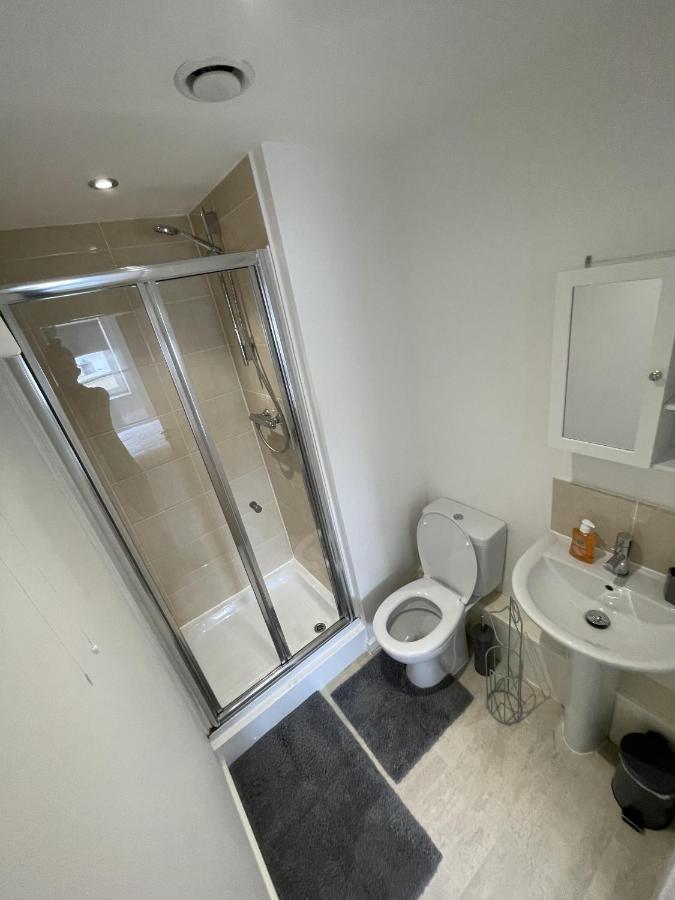 Modern 2-Bed Apartment In The Heart Of Salford Quays Екстериор снимка