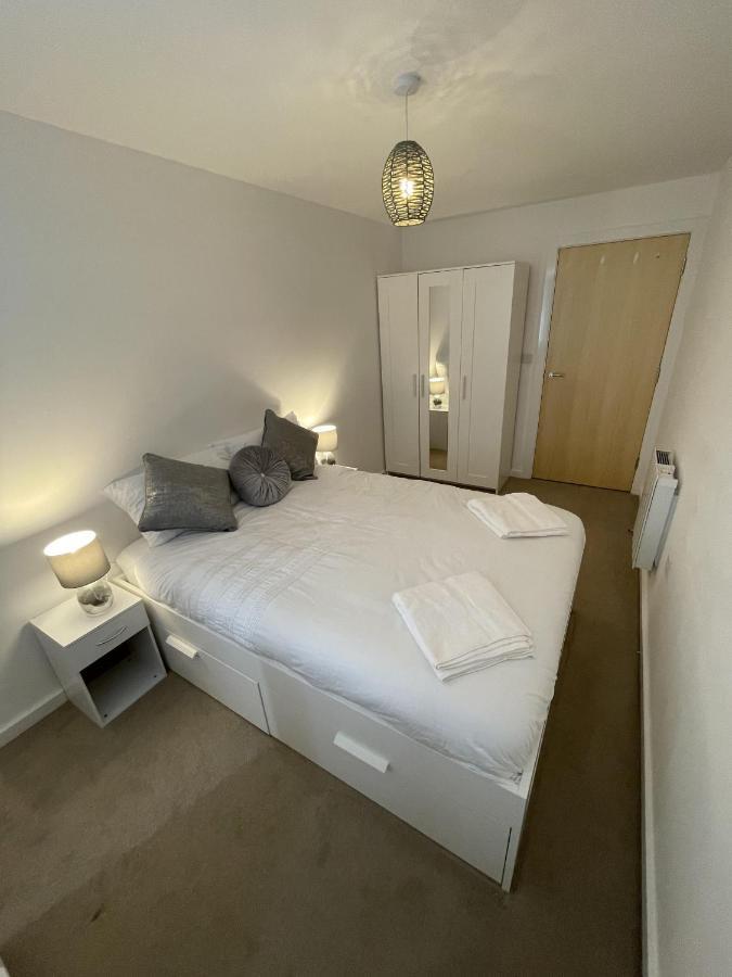 Modern 2-Bed Apartment In The Heart Of Salford Quays Екстериор снимка
