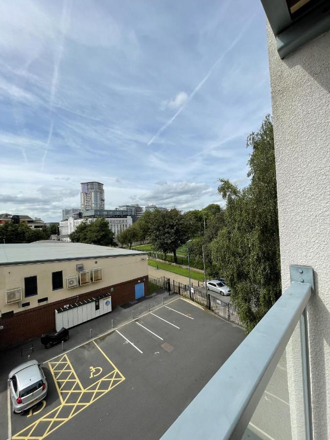 Modern 2-Bed Apartment In The Heart Of Salford Quays Екстериор снимка