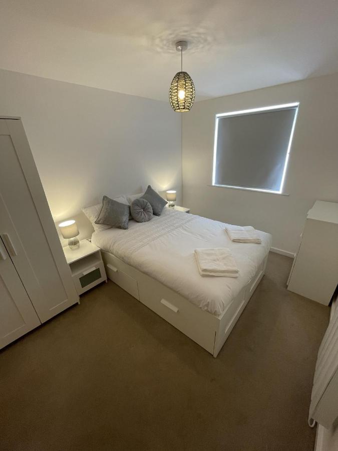Modern 2-Bed Apartment In The Heart Of Salford Quays Екстериор снимка
