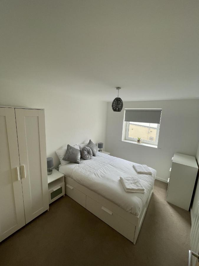 Modern 2-Bed Apartment In The Heart Of Salford Quays Екстериор снимка