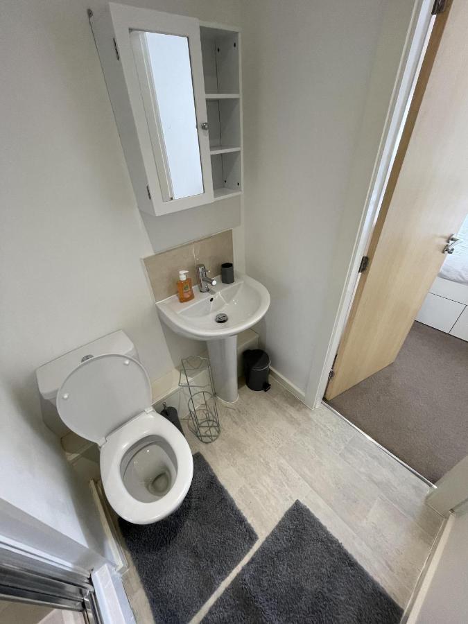 Modern 2-Bed Apartment In The Heart Of Salford Quays Екстериор снимка