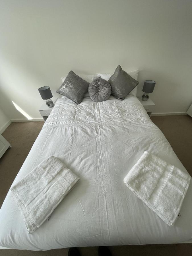 Modern 2-Bed Apartment In The Heart Of Salford Quays Екстериор снимка