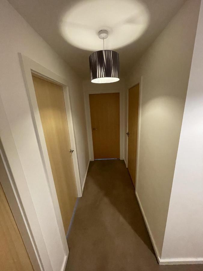 Modern 2-Bed Apartment In The Heart Of Salford Quays Екстериор снимка