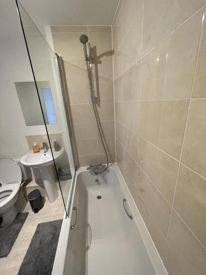Modern 2-Bed Apartment In The Heart Of Salford Quays Екстериор снимка
