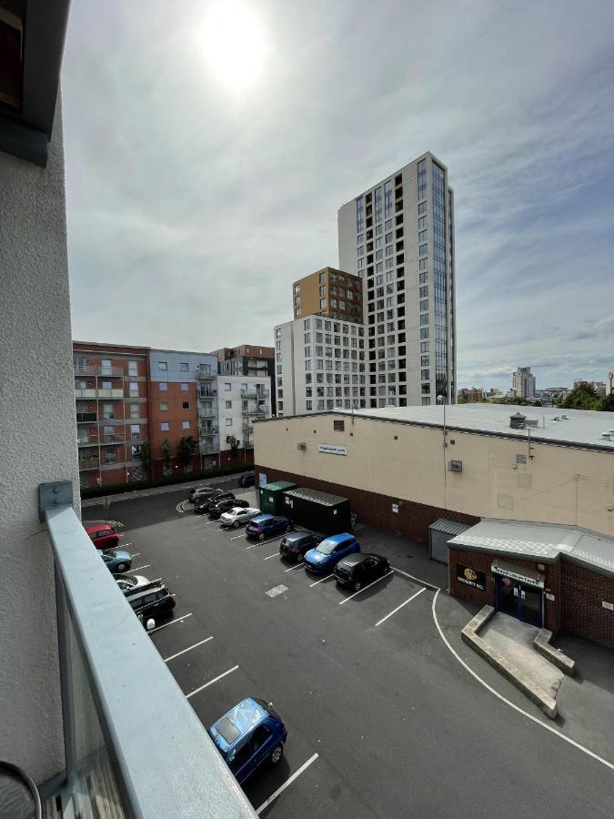 Modern 2-Bed Apartment In The Heart Of Salford Quays Екстериор снимка