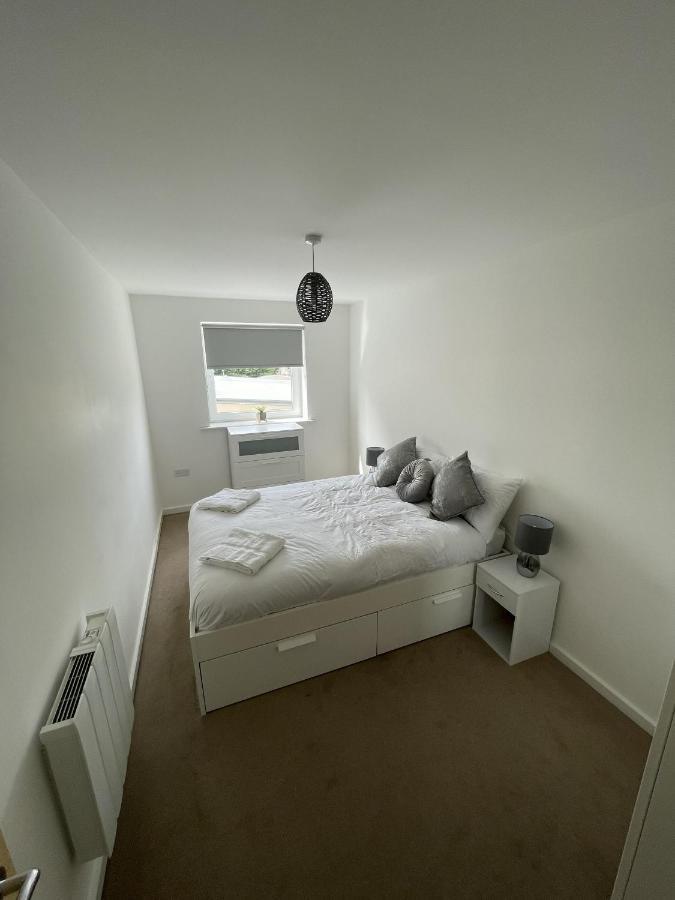 Modern 2-Bed Apartment In The Heart Of Salford Quays Екстериор снимка