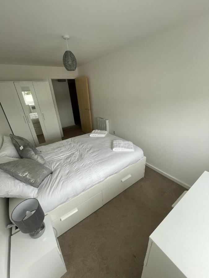 Modern 2-Bed Apartment In The Heart Of Salford Quays Екстериор снимка