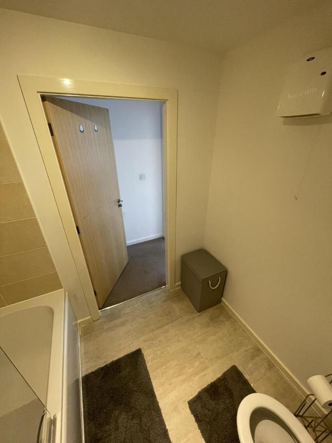 Modern 2-Bed Apartment In The Heart Of Salford Quays Екстериор снимка