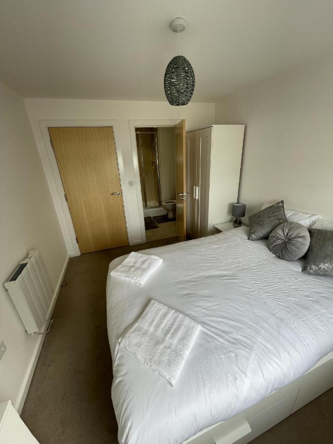 Modern 2-Bed Apartment In The Heart Of Salford Quays Екстериор снимка