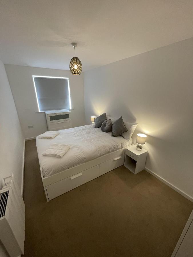 Modern 2-Bed Apartment In The Heart Of Salford Quays Екстериор снимка