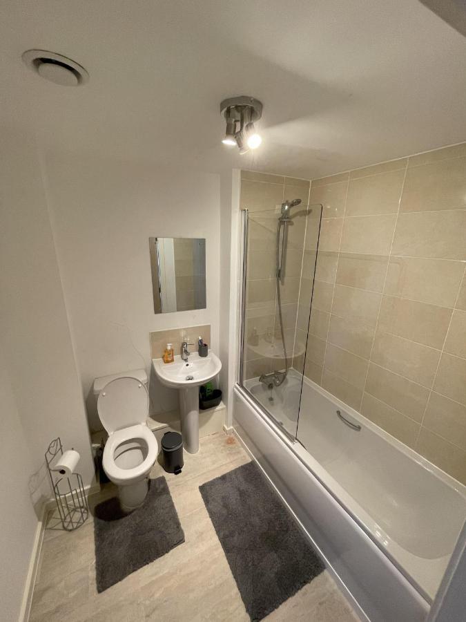 Modern 2-Bed Apartment In The Heart Of Salford Quays Екстериор снимка