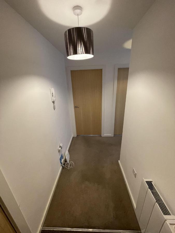 Modern 2-Bed Apartment In The Heart Of Salford Quays Екстериор снимка