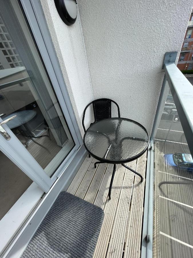Modern 2-Bed Apartment In The Heart Of Salford Quays Екстериор снимка